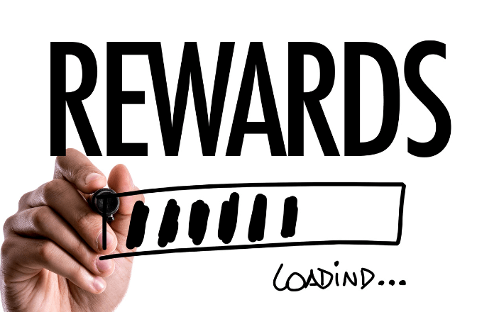 What are the typical rewards a Software Engineering Manager might expect?
